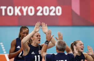 美國排球隊在東京2020奧運會得分後擊掌。 — 慶祝 壁紙