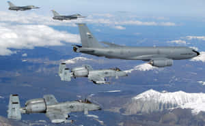 軍用飛機在雪山上方編隊飛行。 — 空軍 壁紙