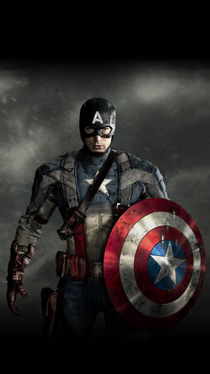 美國隊長以戲劇性的姿勢手持盾牌。 — 美國隊長 iPhone 壁紙