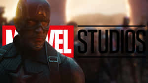 美國隊長身穿戰術裝備，日落時分帶有Marvel Studios標誌。 — 漫威復仇者聯盟 壁紙