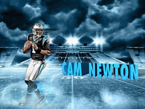 身穿球衣的美式足球員Cam Newton在明亮的球場燈光下，以暴風雨的天空為背景站在球場上。 — 運動 壁紙