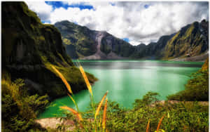 美麗山間湖泊