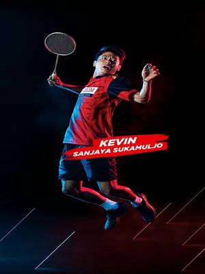 羽毛球運動員 Kevin Sanjaya Sukamuljo 在強力擊球時處於半空。 — 運動 壁紙