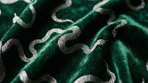 奢華的綠色天鵝絨布料，帶有銀色刺繡蛇纏繞在褶皺上。 — 史萊哲林美學 壁紙