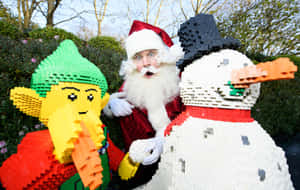 聖誕老人從一個LEGO精靈和雪人之間探出頭來的節日展示。 — 樂高 壁紙