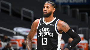 籃球運動員 Paul George 身穿洛杉磯球衣在球場上 — 保羅·喬治 壁紙