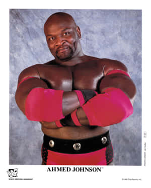 職業摔角手 Ahmed Johnson 穿著粉紅色和黑色裝備交叉雙臂擺姿勢。 — 運動 壁紙