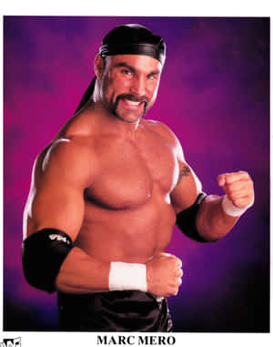 摔角手 Marc Mero 自信地微笑，展示肌肉。 — 激勵 壁紙