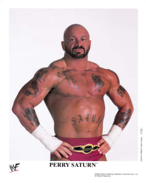 職業摔角手 Perry Saturn 帶著刺青和栗色腰帶擺姿勢。 — 4:5 壁紙
