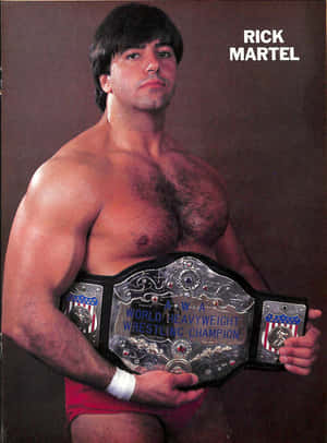 摔角手 Rick Martel 在工作室肖像中手持 AWA 世界重量級摔角冠軍腰帶。 — 3:4 壁紙