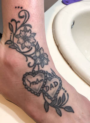 腳踝紋身，帶有花朵和心形，標有Mom和Dad。 — 刺青 壁紙