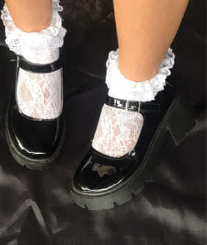 腳穿黑色厚底瑪麗珍鞋和白色蕾絲襪，置於深色布料上。 — 小米 Mix Flip 2 壁紙