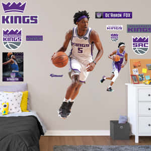 臥室內籃球運動員 De'Aaron Fox 及沙加緬度國王隊標誌的牆貼。 — 籃球 壁紙