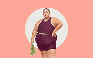 穿著運動服的大碼女性在工作室拍攝中手持乾燥草本植物。 — 粉嫩粉彩美學 壁紙