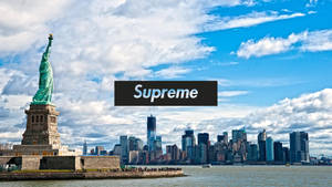 自由女神像和紐約市天際線，帶有 'Supreme' 標誌覆蓋層。 — 自由女神像 壁紙