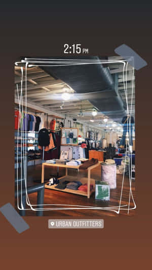 Urban Outfitters服裝店，配有木地板和裸露的天花板管道。 — Instagram限時動態 壁紙
