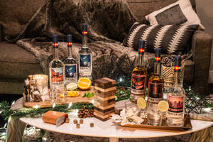 舒適的室內節日場景，咖啡桌上有飲品、遊戲和串燈。 — 酒吧 壁紙