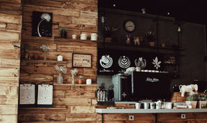 質樸的咖啡店，設有木質牆壁、架子、植物和濃縮咖啡機。 — 咖啡美學 壁紙