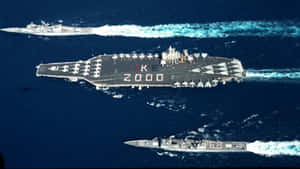 航空母艦IKE 2000與兩艘驅逐艦在公海編隊航行。