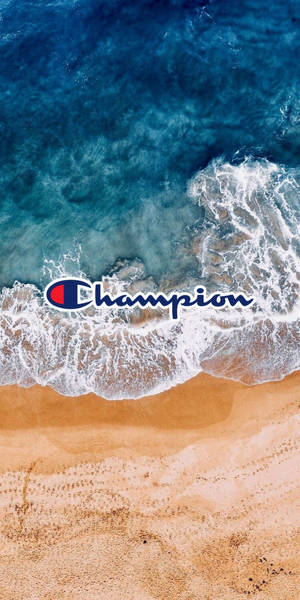 海浪與沙灘相遇，Champion標誌居中。 — 冠軍標誌 壁紙