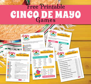 五張 Cinco de Mayo 派對遊戲紙放在木質表面上，配有一頂色彩繽紛的編織墨西哥闊邊帽。 — 慶祝 壁紙