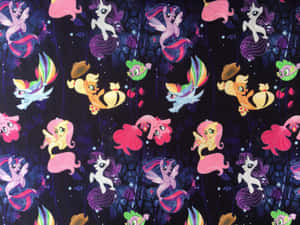 帶著美人魚尾巴的 My Little Pony 角色在星空珊瑚礁中游泳。 — 可愛的馬 壁紙
