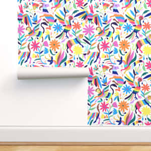 一卷色彩繽紛的 papel picado 壁紙，上面有動物和花朵，正在牆壁上展開。 — 喜悅 壁紙