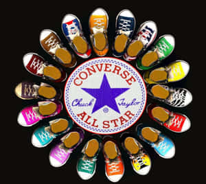 圍繞品牌標誌的多色Converse運動鞋圓形排列。 — Converse 標誌 壁紙