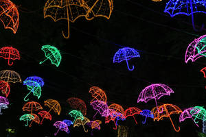 懸掛的色彩繽紛LED雨傘照亮夜空，為節日慶祝增添光彩。 — 霓虹 壁紙