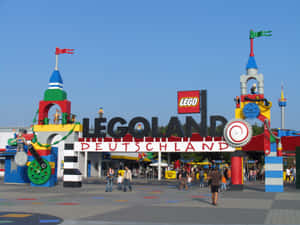 色彩繽紛的LEGO主題入口，通往LEGOLAND Deutschland，遊客經過。 — 樂高旋風忍者 壁紙