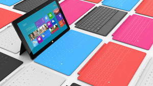 色彩繽紛的Microsoft Surface平板電腦與鍵盤以網格圖案顯示。