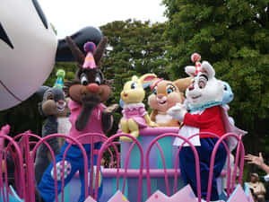 戴著派對帽的卡通動物角色在遊行花車上揮手。 — 蘿拉兔 壁紙