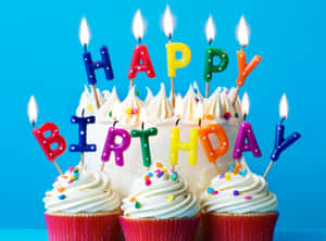生日杯子蛋糕上點燃的字母蠟燭拼出 happy birthday。 — 蛋糕 壁紙