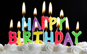 生日蛋糕上點燃了色彩繽紛的字母蠟燭，拼出 happy birthday。 — 蛋糕 壁紙