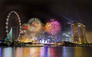 煙火在新加坡天際線上，背景為濱海灣金沙和新加坡摩天輪，夜晚景色。 — 美麗的夜晚 壁紙