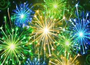 色彩繽紛的煙火在夜空中綻放，帶有綠色、藍色和金色的條紋。 — 新年快樂 壁紙