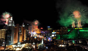 煙火在夜晚燈火通明的城市天際線上綻放。 — 拉斯維加斯之夜 壁紙