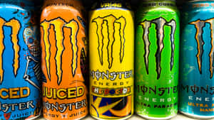 一排色彩繽紛的Monster Energy罐，帶有各種口味設計。 — Monster Energy 壁紙