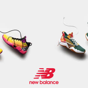 彩色New Balance運動鞋在白色背景上展示，附有標誌。 — New Balance 壁紙