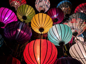 一簇明亮照明的紙燈籠在夜晚發光。