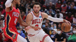 芝加哥公牛隊球員在NBA比賽中運球突破紐奧良鵜鶘隊防守球員。 — 16:9 壁紙