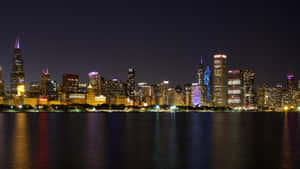 芝加哥夜景，燈光在水面上反射。 — Pro Display XDR 壁紙