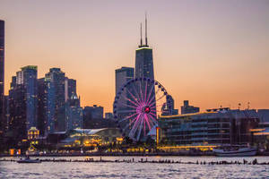芝加哥天際線，摩天輪在日落時分於水面上亮起。 — 湖泊 壁紙