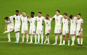英格蘭足球隊球員在草地上排成一排，神情低落。 — FIFA 世界盃 壁紙