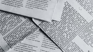 疊起的荷蘭文報紙頁面，有標題和文章。 — Old Paper 壁紙