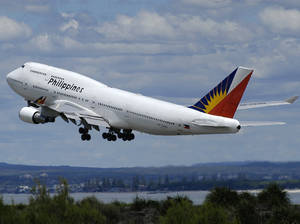 菲律賓航空波音747在熱帶海岸線上起飛。 — 菲律賓 壁紙
