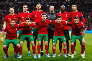 葡萄牙國家足球隊在草地上身穿紅綠制服擺姿勢。 — FIFA 世界盃 壁紙