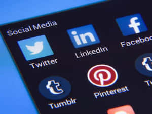 顯示Twitter和Facebook等社交媒體應用程式圖示的智慧型手機螢幕。 — 社群媒體 壁紙