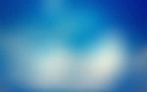 帶有模糊光效的柔和藍白漸變背景。 — 極簡美學 壁紙