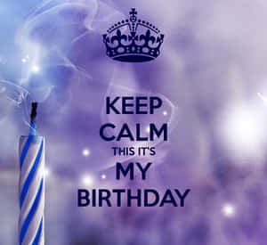 冒煙的生日蠟燭，皇冠下方有文字 'Keep Calm This It's My Birthday'。 — 生日 壁紙